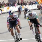 Primoz Roglic (à gauche) s'impose devant Juan Ayuso. KEYSTONE/EPA/Siu Wu